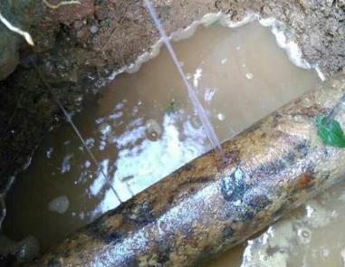 太子河楼顶渗水维修公司分享下地暖漏水的原因及检测方法。